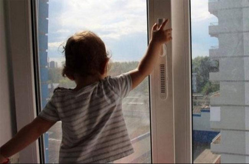 Сэрэмжлүүлэг: Таван настай хүүхэд цонхоор унажээ